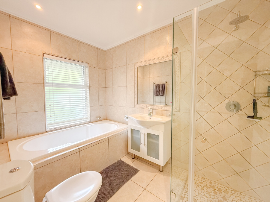 To Let 3 Bedroom Property for Rent in Keurbooms River Western Cape